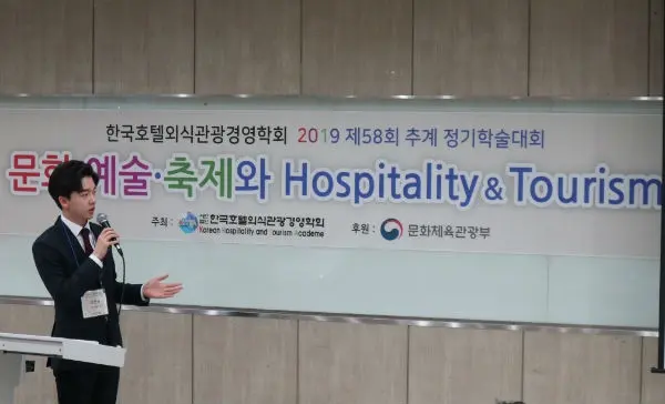 A Korean employee from GG56 presenting Btour chain platform