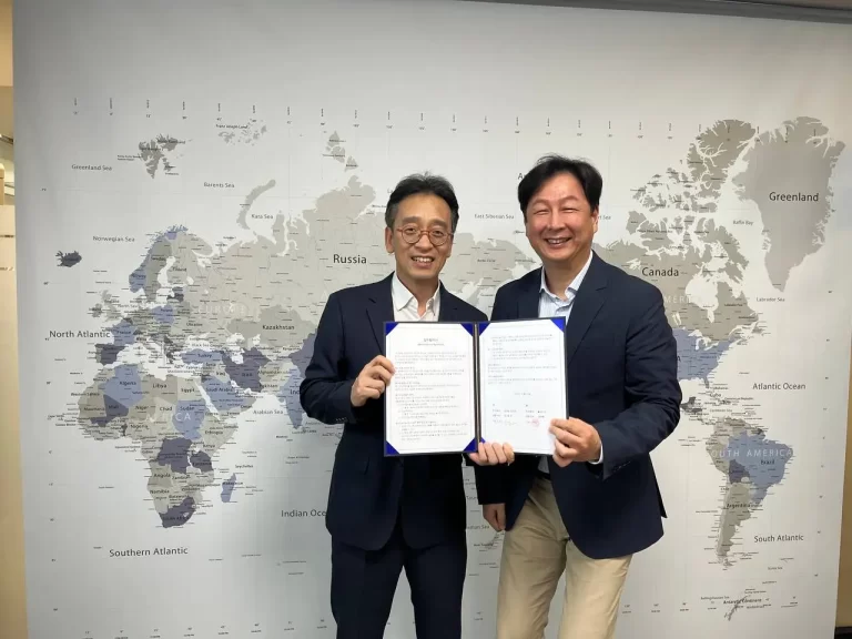 GG56 and Solidea CEOs standing next to each other after signing a MoA