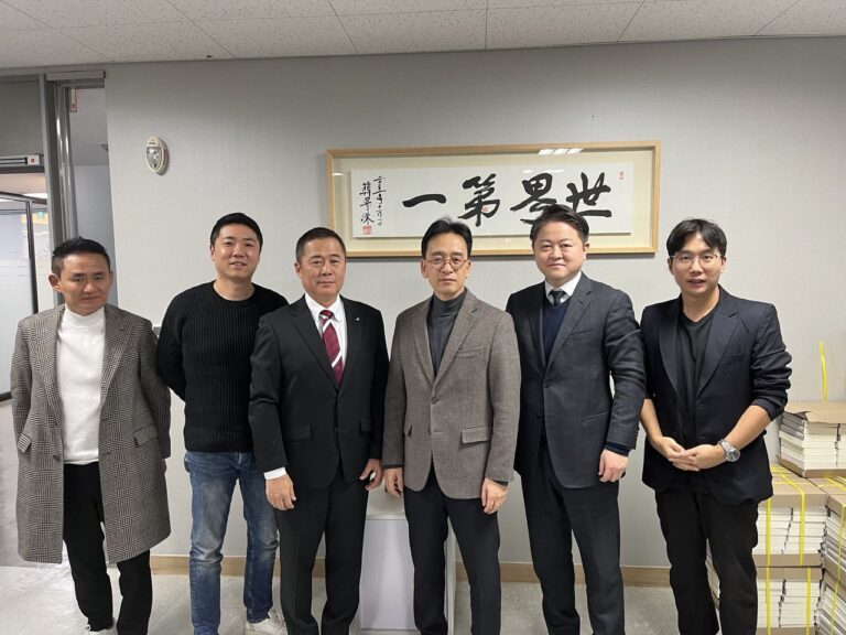 GG56's CEO Young-kun Kim together with Saburo Morishita (Rokkenya) and Jeon Sam-gu (Doublechain).